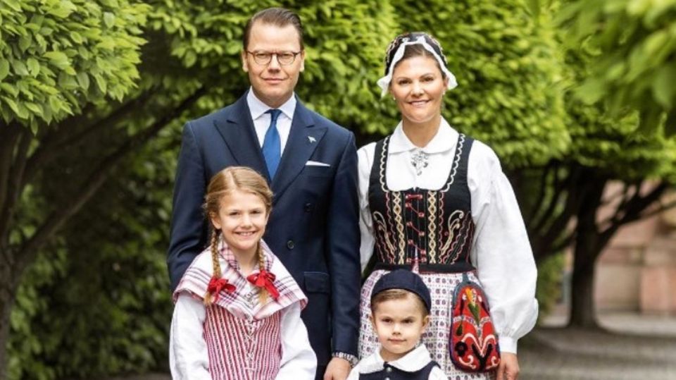 Die schwedische Königsfamilie in Tracht am Nationalfeiertag.