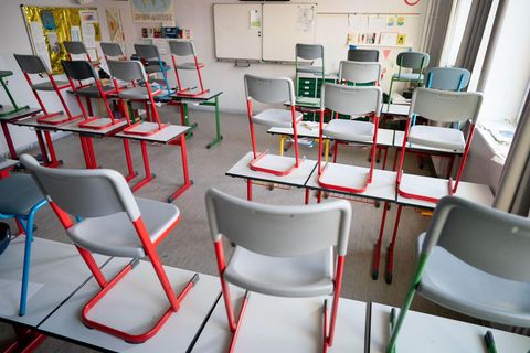 Berlin: Stühle stehen in einer Schule im Berliner Stadtteil Friedenau auf den Tischen