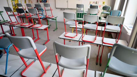 Berlin: Stühle stehen in einer Schule im Berliner Stadtteil Friedenau auf den Tischen