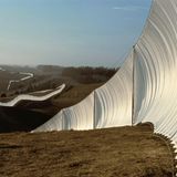 Ein aus weißem Tuch gespannter, geschwungener Zaun