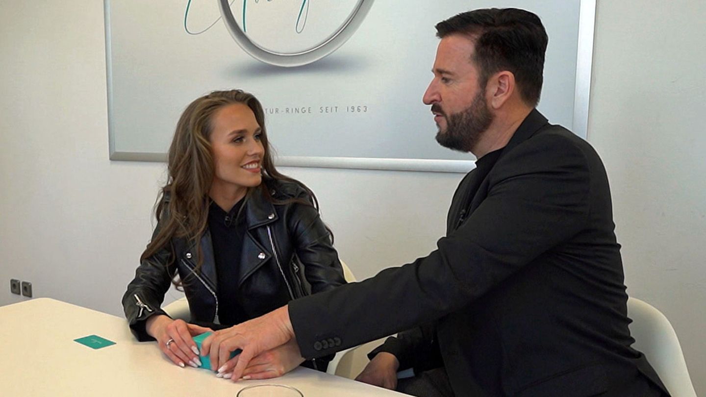 Laura Müller und Michael Wendler erhalten ihre Trauringe