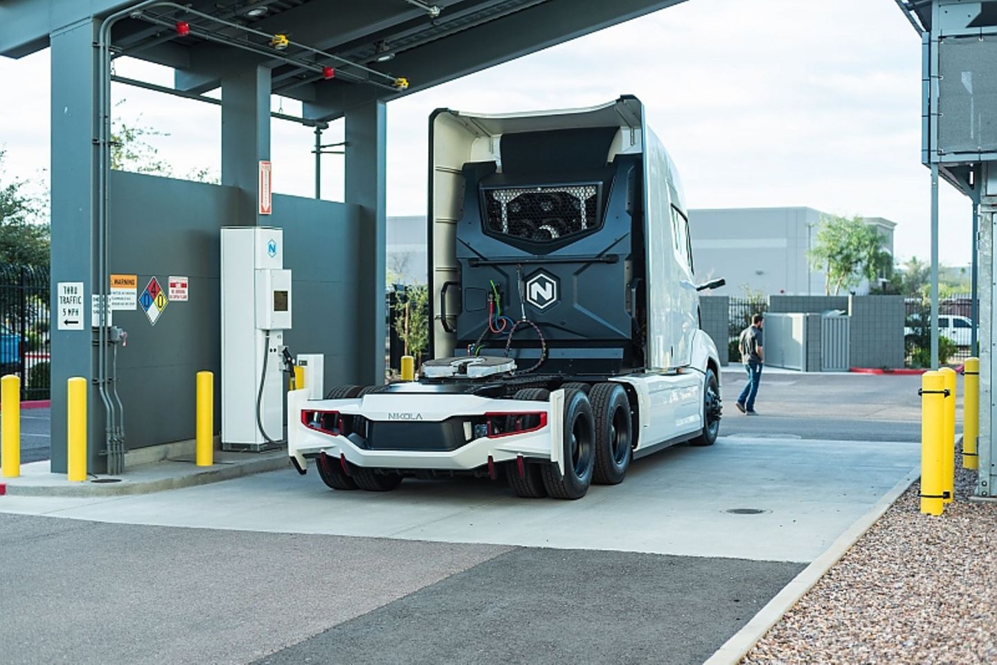 Der amerikanische Wasserstoff Lkw Spezialist Nikola Motor will gemeinsam mit Bosch eine Brennstoffzellen Zugmaschine herausbringen, die eine große Reichweite hat Der amerikanische Wasserstoff Lkw Spezialist Nikola Motor will gemeinsam mit Bosch eine Brennstoffzellen Zugmaschine herausbring