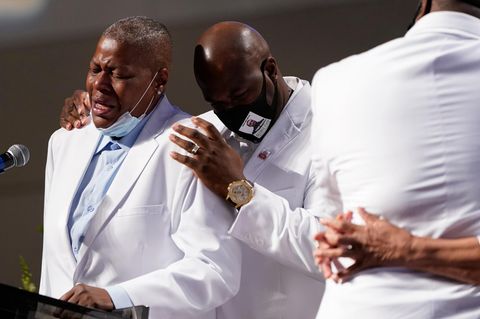 LaTonya Floyd (l.) spricht während der Trauerfeier für ihren Bruder George Floyd