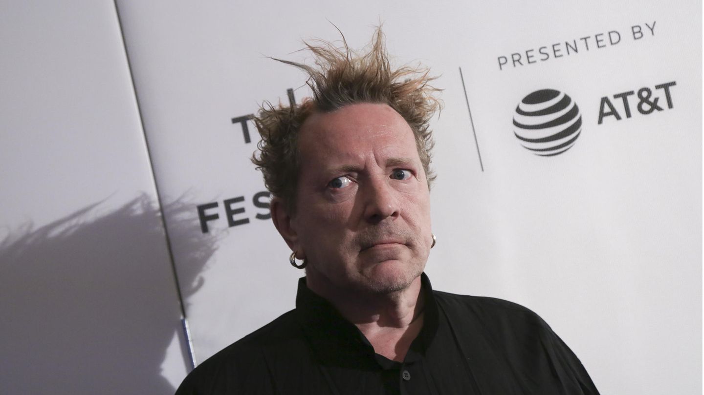 Johnny Rotten pflegt seine Frau Johnny Rotten, Sänger der Sex Pistols