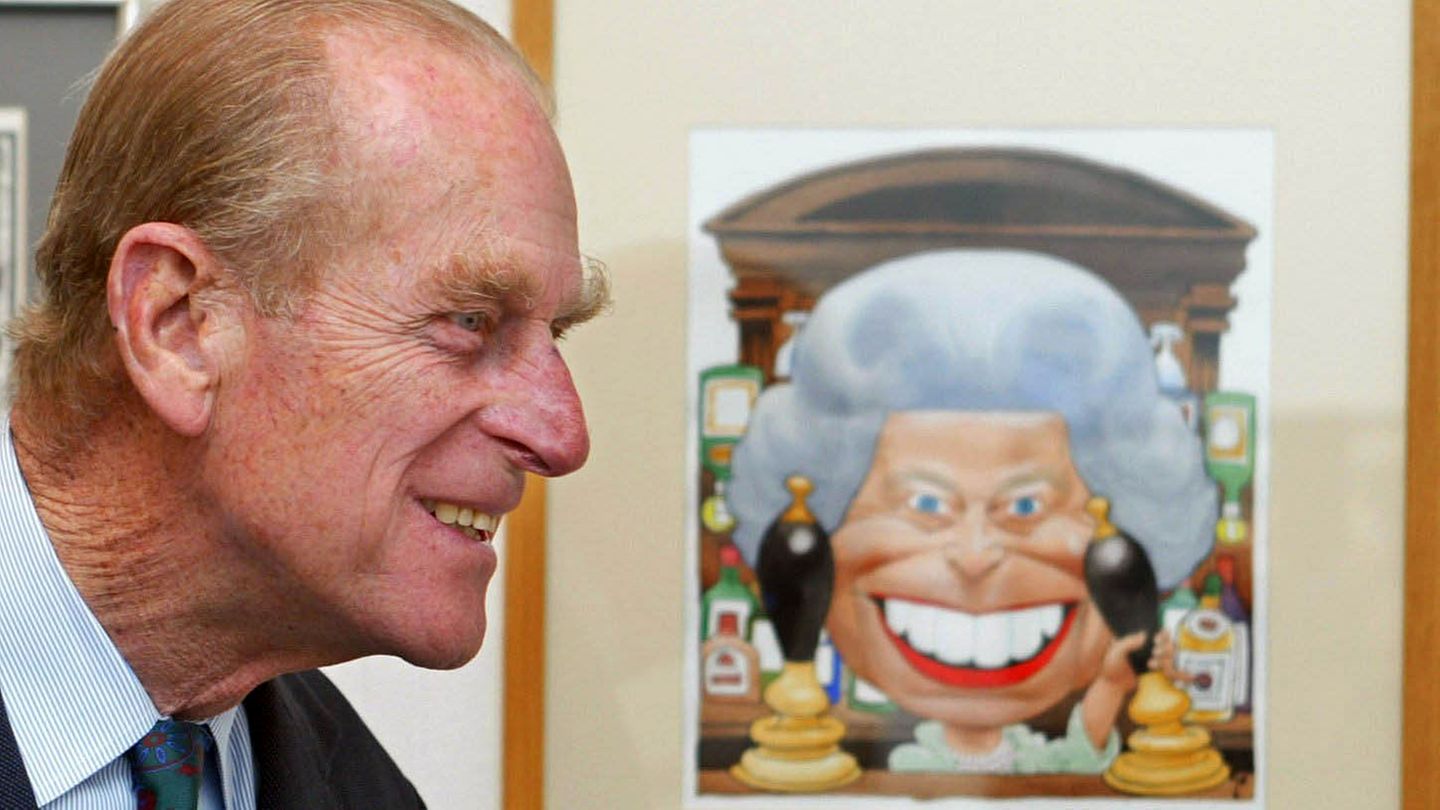 Prinz Philip lächelt beim Betrachten einer Karrikatur zum Thronjubiläum der Queen. Der Prinzgemahl feiert am 10. Juni 2020 seinen 99. Geburtstag.