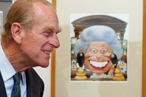 Prinz Philip lächelt beim Betrachten einer Karrikatur zum Thronjubiläum der Queen. Der Prinzgemahl feiert am 10. Juni 2020 seinen 99. Geburtstag.
