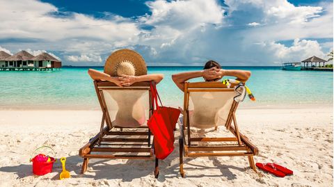 Teilnehmer einer Pauschalreise am Strand