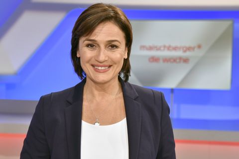 Moderatorin Sandra Maischberger im Studio bei der Aufzeichnung der Sendung "maischberger. die woche."