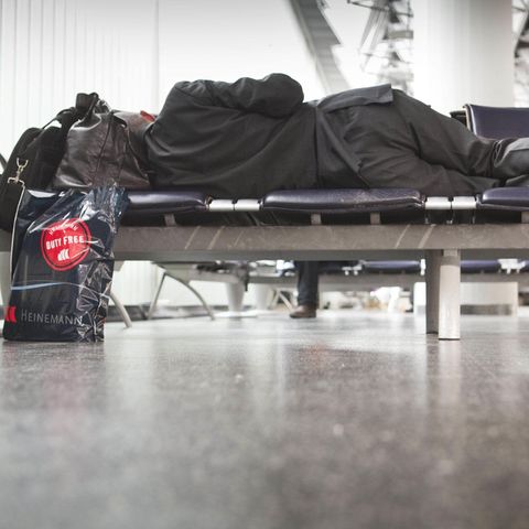 Leben in der Transitzone: Wenn der Flughafen zum Gefängnis wird: DJ hängt wochenlang im Transitbereich fest