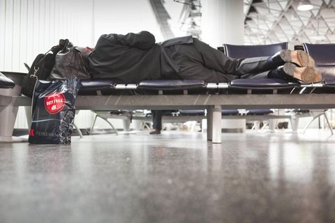 Leben in der Transitzone: Wenn der Flughafen zum Gefängnis wird: DJ hängt wochenlang im Transitbereich fest