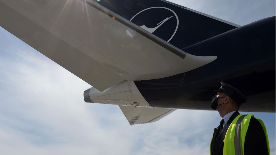 Ein Lufthansa-Pilot checkt ein Flugzeug vor dem Abflug