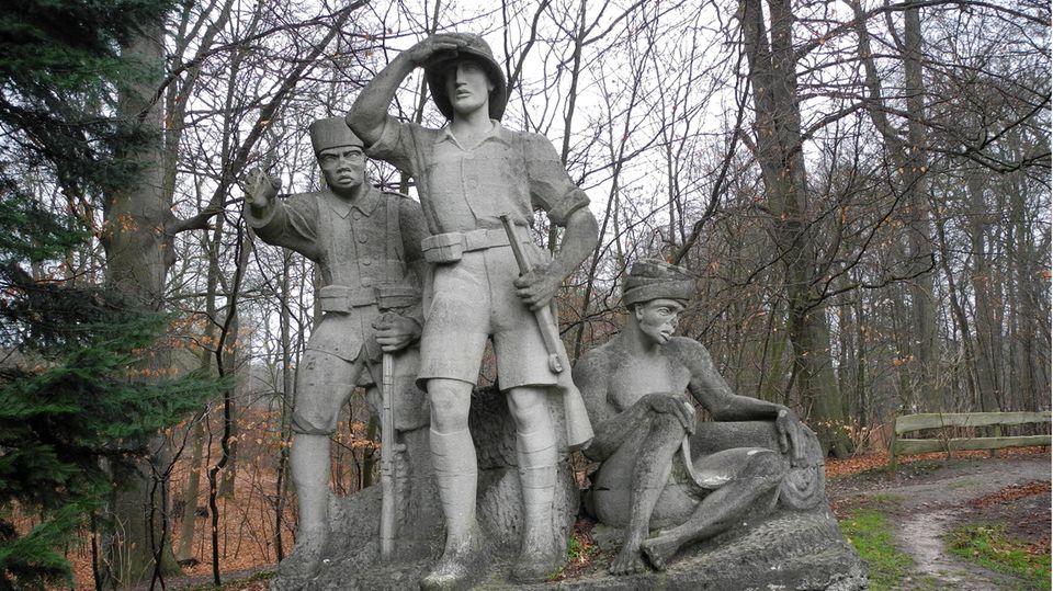 Der arische Held und seine schwarzen Gefährten: das Denkmal „Deutsch-OstAfrika“ aus den 30er Jahren steht in Aumühle bei Hamburg