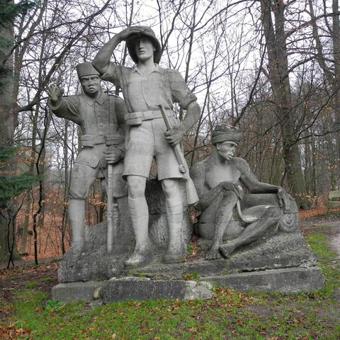 Der arische Held und seine schwarzen Gefährten: das Denkmal „Deutsch-OstAfrika“ aus den 30er Jahren steht in Aumühle bei Hamburg