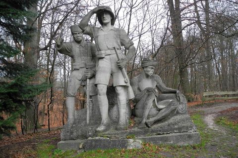 Der arische Held und seine schwarzen Gefährten: das Denkmal „Deutsch-OstAfrika“ aus den 30er Jahren steht in Aumühle bei Hamburg
