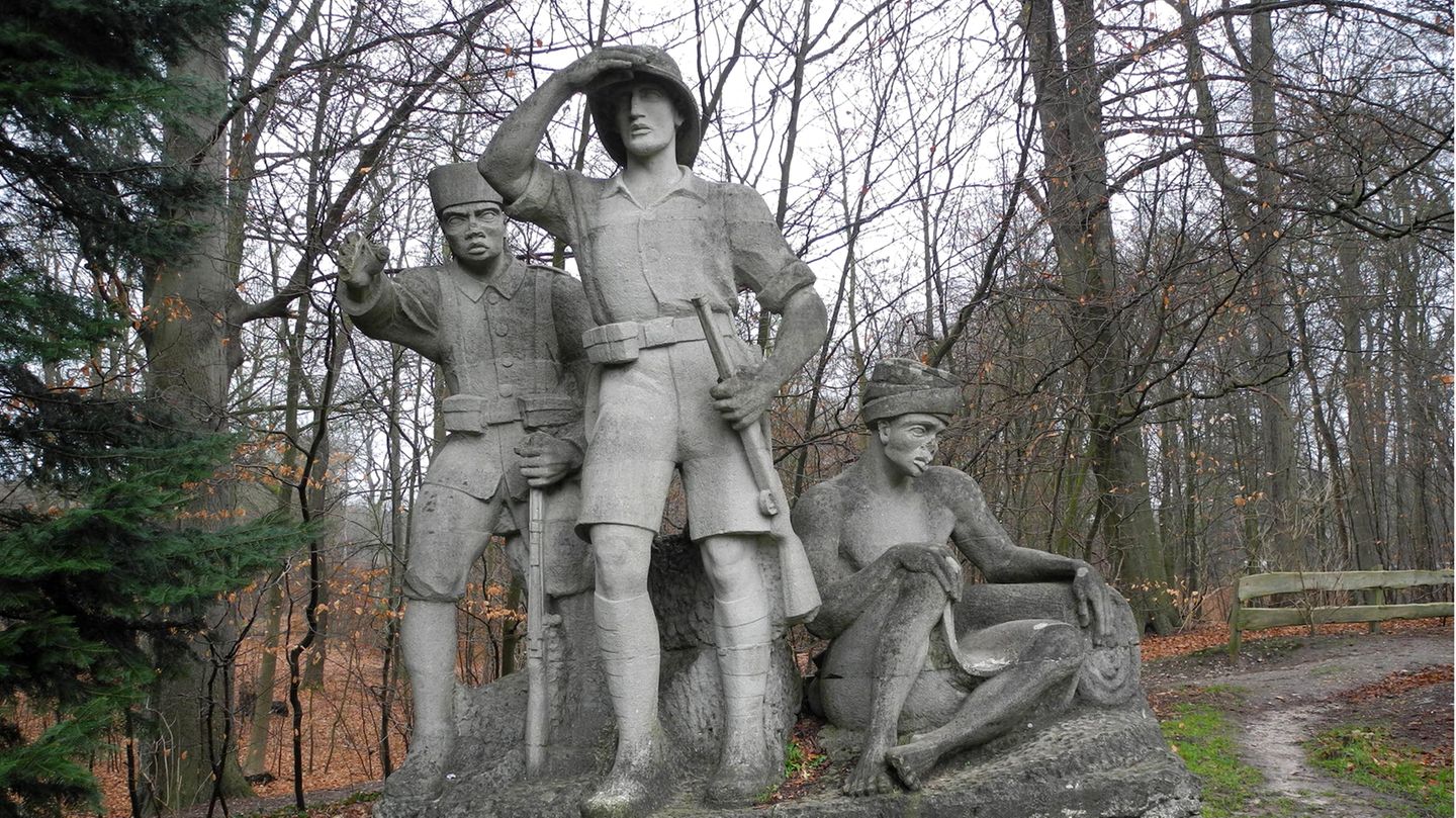 Kolonialismus: Der arische Held und seine schwarzen Gefährten: das Denkmal „Deutsch-OstAfrika“ aus den 30er Jahren steht in Aumühle bei Hamburg Der arische Held und seine schwarzen Gefährten: das Denkmal „Deutsch-OstAfrika“ aus den 30er Jahren steht in Aumühle bei Hamburg