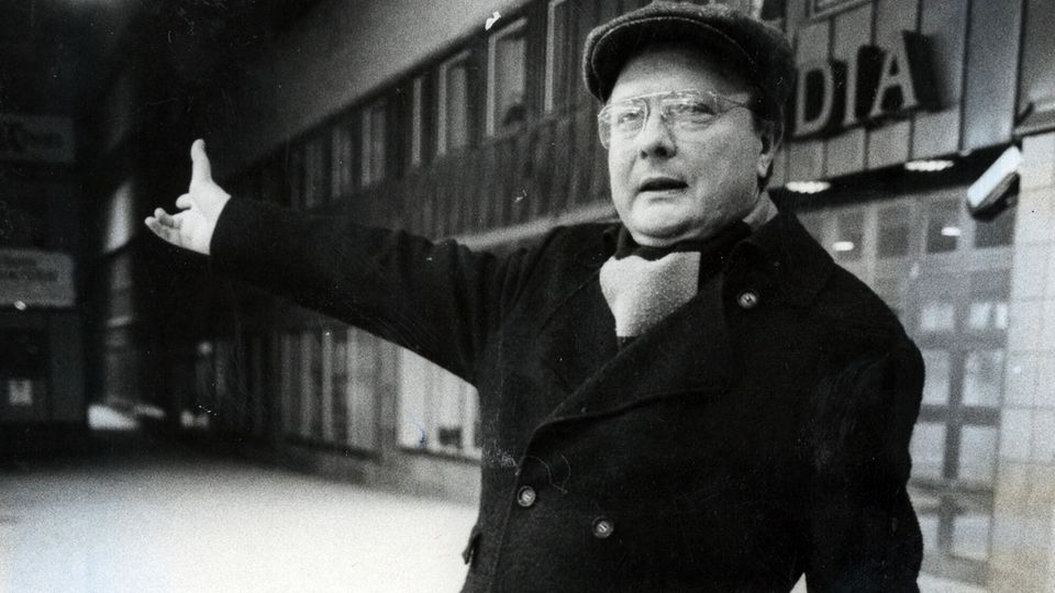 Stig Engström, der "Skandia-Mann" steht auf einem Gehweg. Er soll der Mörder von Olof Palme sein Stig Engström, der "Skandia-Mann" steht auf einem Gehweg. Er soll der Mörder von Olof Palme sein