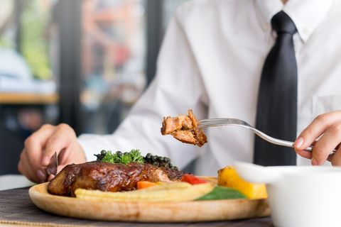Die Diagnose: Wenn er isst, wird ihm schwindelig, sogar sein Herz setzt aus. Die Ursache: Ein Stück Fleisch