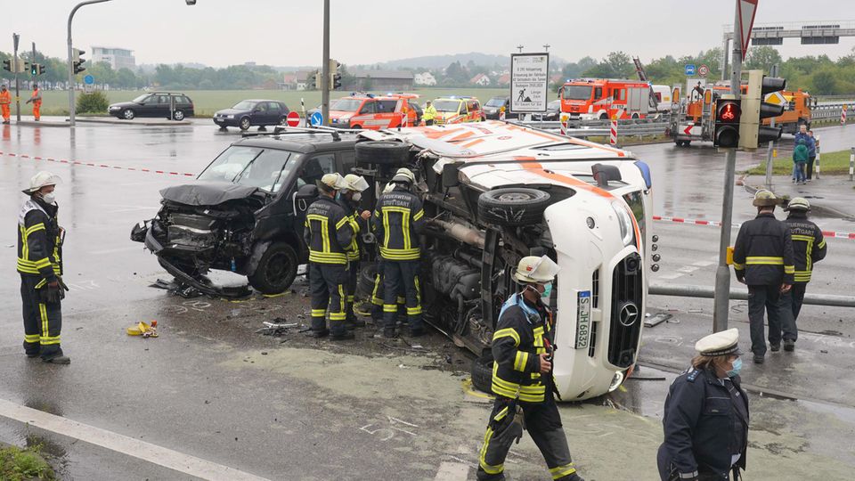 Ein Rettungswagen liegt nach einem Unfall auf einer Kreuzung auf der Seite