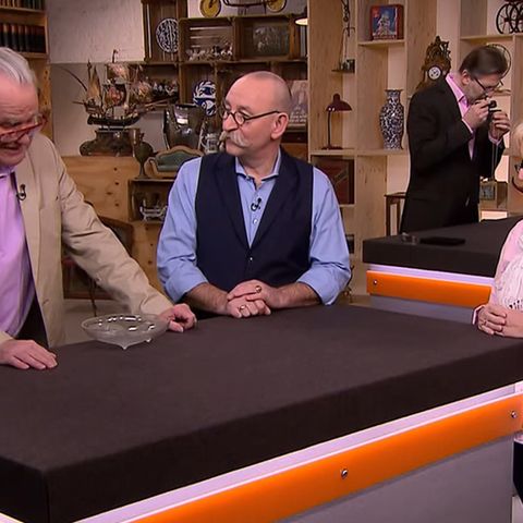 "Bares für Rares"-Experte Albert Maier gibt seine Einschätzung zu der Glasschale von Roswitha Eisenhut. Moderator Horst Lichter lauscht gebannt.