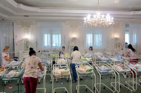 In einem Hotel am Stadtrand von Kiew warten seit Mitte März Dutzende Leihmutterbabys auf die Abholung