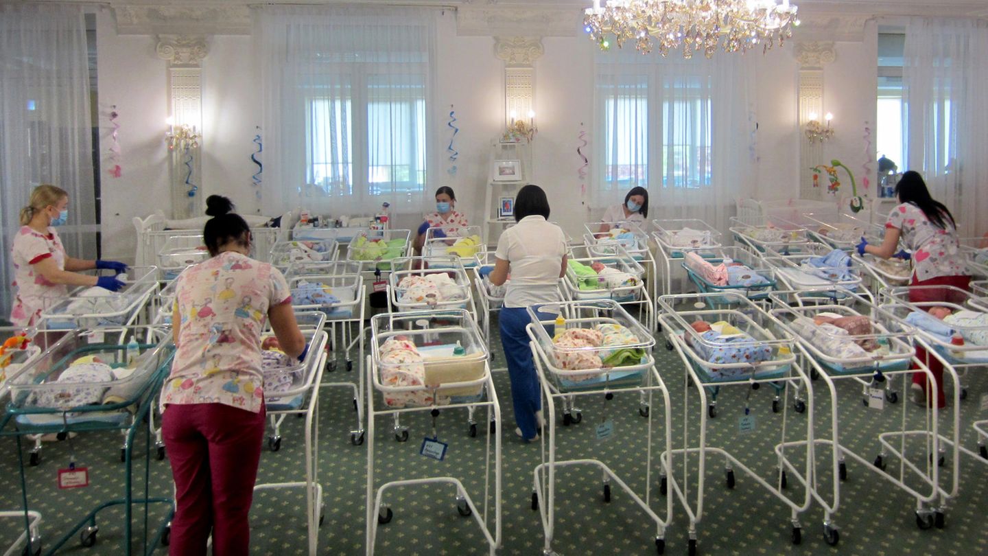 In einem Hotel am Stadtrand von Kiew warten seit Mitte März Dutzende Leihmutterbabys auf die Abholung