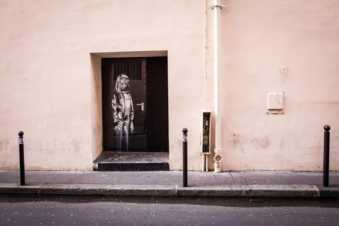 Banksy-Graffiti an der Tür der Pariser Konzerthalle "Bataclan"