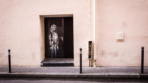 Banksy-Graffiti an der Tür der Pariser Konzerthalle "Bataclan"