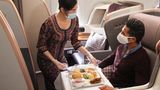 Alle Airlines haben auch ihren Speise- und Getränkeservice angepasst. In der Business Class von Singapore Airlines gibt es auf Langstreckenflügen anstelle eines Tischservices ein Ein-Tablett-Service.