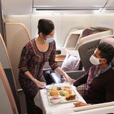 Alle Airlines haben auch ihren Speise- und Getränkeservice angepasst. In der Business Class von Singapore Airlines gibt es auf Langstreckenflügen anstelle eines Tischservices ein Ein-Tablett-Service.