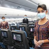 Brille, Handschuhe und Mund-Nasen-Schutz sind auch hier für die Crew obligatorisch: Singapore Airlines hat mit der #SIAcares-Initiative neue Gesundheits- und Sicherheitsstandards eingeführt. Passagiere erhalten ein Care-Kit mit einer chirugischen Maske, antibakteriellen Reinigungstüchern und einem Handdesinfektionsmittel.