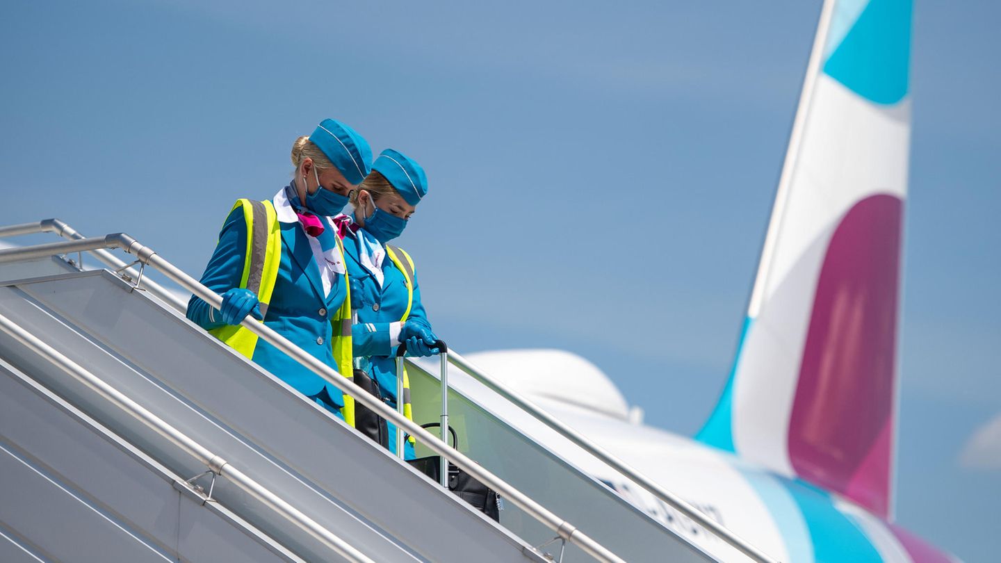 Bild 1 von 13 der Fotostrecke zum Klicken:  Langsam läuft der Flugbetrieb auch bei Eurowings wieder an. Crews und Passagiere müssen sich an neue Hygienestandards erst noch gewöhnen.