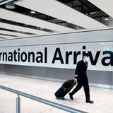 Im Zeitalter der Corona-Pandemie gesund fliegen und ankommen: Nach dem Flug verlässt ein Kopilot das Terminal 5 at Heathrow Airport in London.