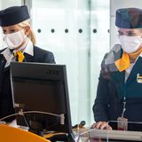Lufthansa ergänzt die Accessoires für ihr Personal neben dem melonengelben Halstuch und der "pillbox" genannten Kopfbedeckung um eine Maske. Für Passagiere gilt an Bord aller Flüge der Lufthansa seit dem 8. Juni eine Maskenpflicht.