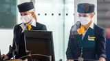Lufthansa ergänzt die Accessoires für ihr Personal neben dem melonengelben Halstuch und der "pillbox" genannten Kopfbedeckung um eine Maske. Für Passagiere gilt an Bord aller Flüge der Lufthansa seit dem 8. Juni eine Maskenpflicht.