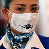 Diese Flugbegleiterin am Quito International Airport in Ecuador hat einen für ihre Branche passenden Mundschutz angelegt