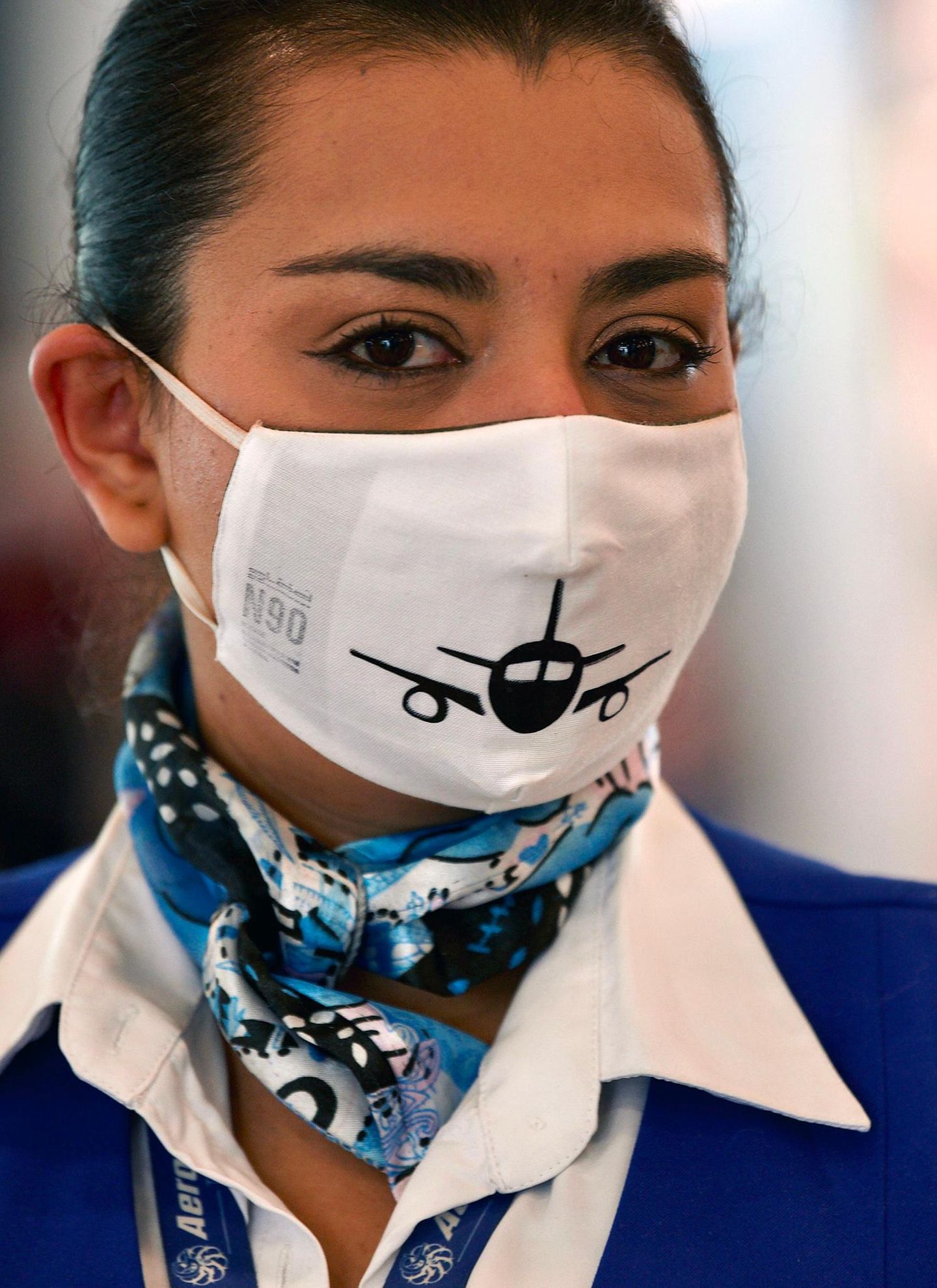 Diese Flugbegleiterin am Quito International Airport in Ecuador hat einen für ihre Branche passenden Mundschutz angelegt