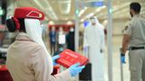 Emirates verteilt an die Passagiere kostenlose Hygienekits mit Masken, Handschuhen, antibakteriellen Tüchern und Handdesinfektionsmitteln