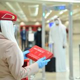 Emirates verteilt an die Passagiere kostenlose Hygienekits mit Masken, Handschuhen, antibakteriellen Tüchern und Handdesinfektionsmitteln