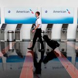 Dieser Pilot am Ronald Reagan Washington National Airport in Washington DC trägt nur einen Mundschutz