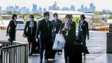 Eine Crew der Philippine Airlines kommt mit medizinischen Schutzmasken am Ninoy Aquino International Flughafen in Manila an. Alle Einreisenden müssen dort auf Covid-19 getestet werden