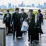 Eine Crew der Philippine Airlines kommt mit medizinischen Schutzmasken am Ninoy Aquino International Flughafen in Manila an. Alle Einreisenden müssen dort auf Covid-19 getestet werden