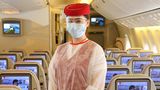An Bord der Emirates-Jets ist die gesamte Kabinenbesatzung vollständig mit persönlicher Schutzausrüstung ausgestattet