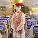 An Bord der Emirates-Jets ist die gesamte Kabinenbesatzung vollständig mit persönlicher Schutzausrüstung ausgestattet