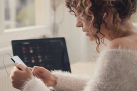 Junge Frau unterhält sich über einen Videocall auf ihrem Smartphone