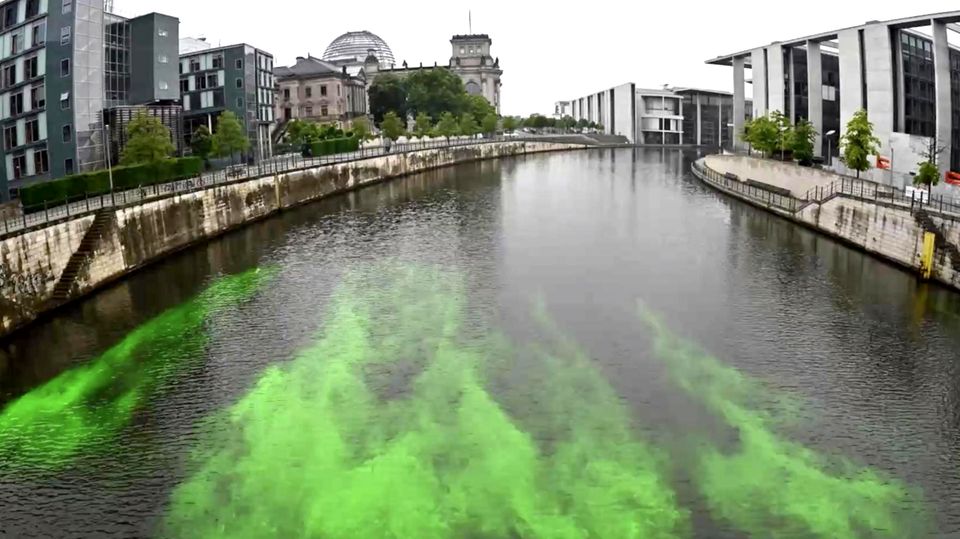 Berliner Spree von Aktivisten grün gefärbt Die Spree im Berliner Regierungsviertel erscheint ganz in grün
