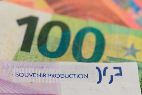 Mit ähnlich offensichtlich falschen Euro-Noten wollte ein Achtjähriger in der Schweiz einkaufen (Symbolbild)