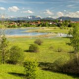 Osterseen in Bayern: Die volle Auswahl  Wem es am Starnberger See zu voll ist, der ist an den südlich von ihm gelegenen Osterseen bei Iffeldorf gut aufgehoben, einer Ansammlung von 20 Seen. Das größte Gewässer ist der Ostersee, gefolgt vom Fohnsee (Foto). Ins Wasser hüpfen kann man an mehreren gekennzeichneten Badestellen. Ihr klares Wasser, weicher Boden, heller Untergrund und die bewaldeten Ufer sind äußerst einladend. Familien können hier einen entspannten Sommertag verbringen, denn mit Toiletten, Restaurant, Umkleiden und einem Kiosk ist für die nötige Infrastruktur gesorgt.