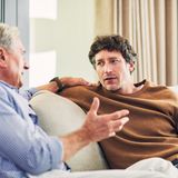 Älterer Mann im Gespräch