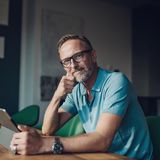 Ein Mann blickt über seinen Laptop