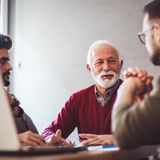 Mann im Gespräch mit anderen